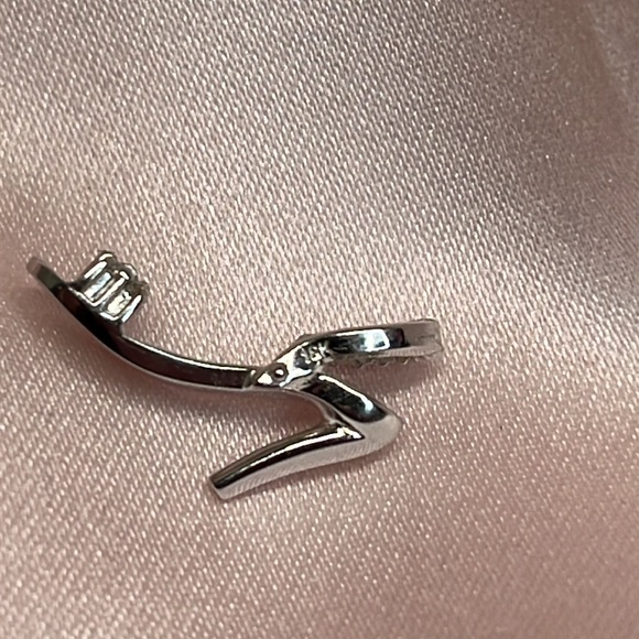 18K WHITE GOLD & DIAMOND HEEL CHARM - Picture 4 of 10